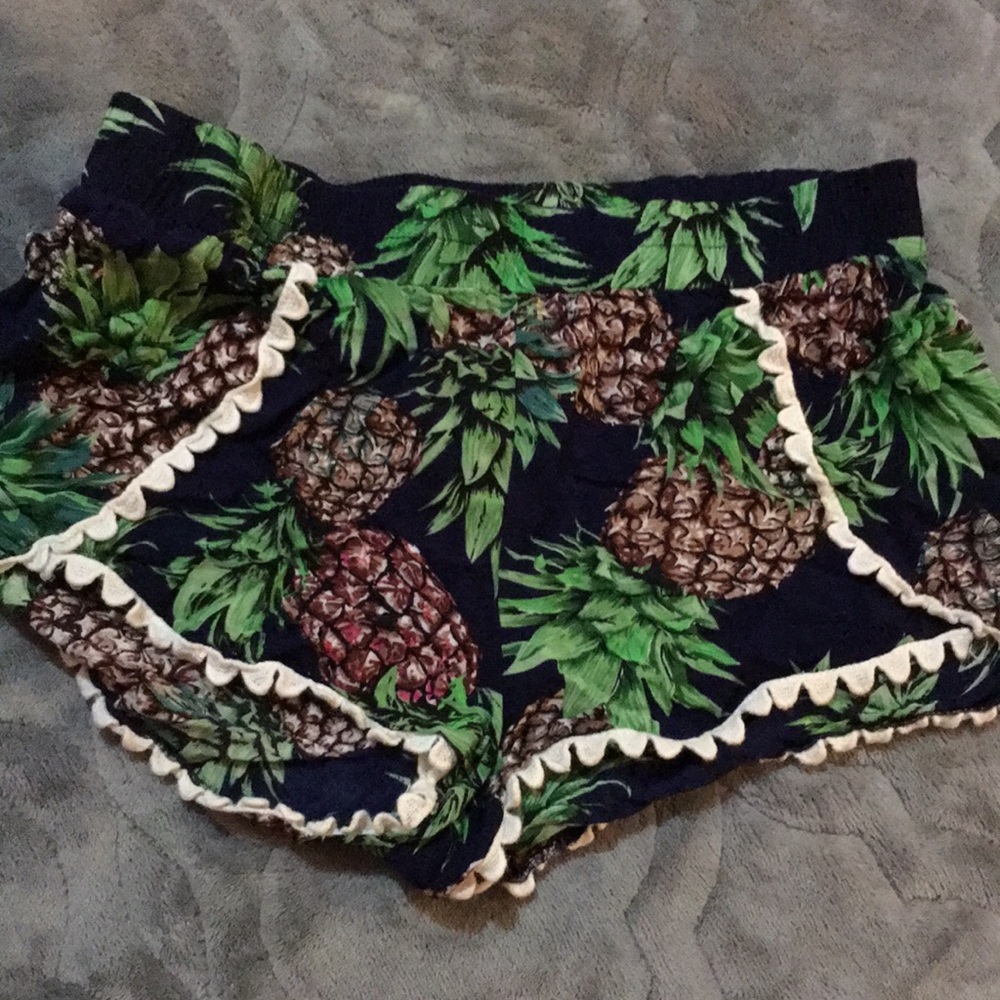 Adorable pineapple pinup boutique shorts S